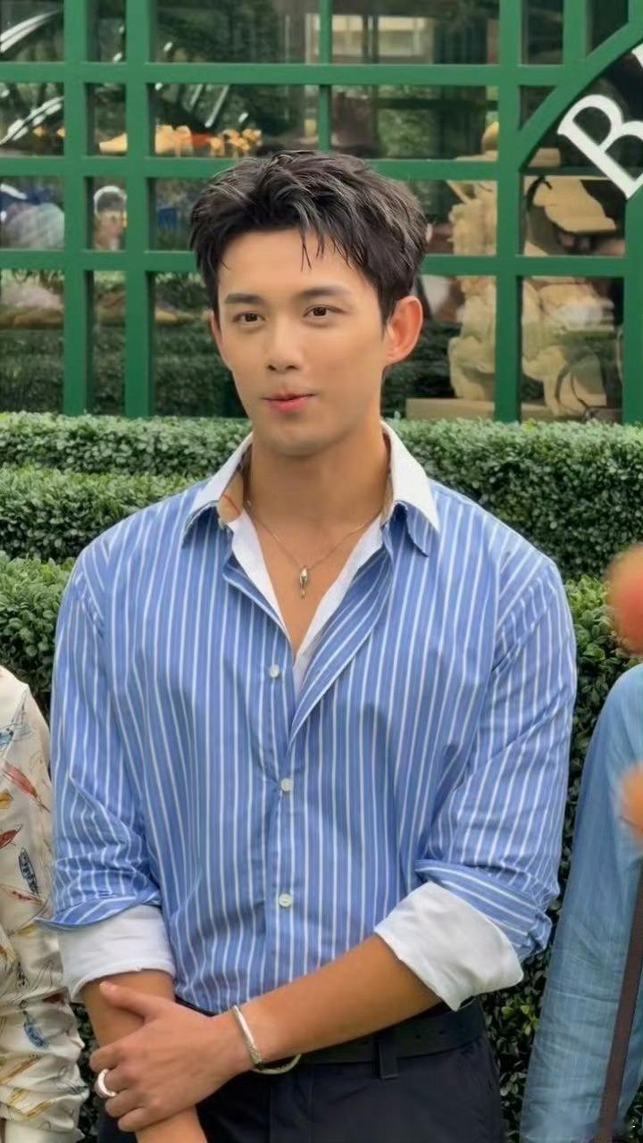 今日男明星活动生图状态:吴磊、张凌赫。 谁状态更好？ 