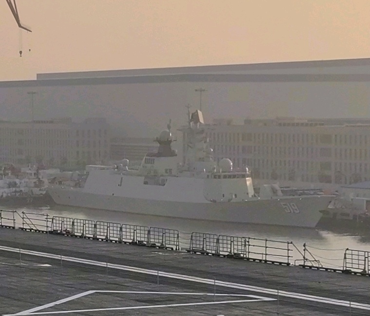 076首舰四川舰出航现场不远处的新批次改进型054A舷号519，恭喜哪个幸运儿？