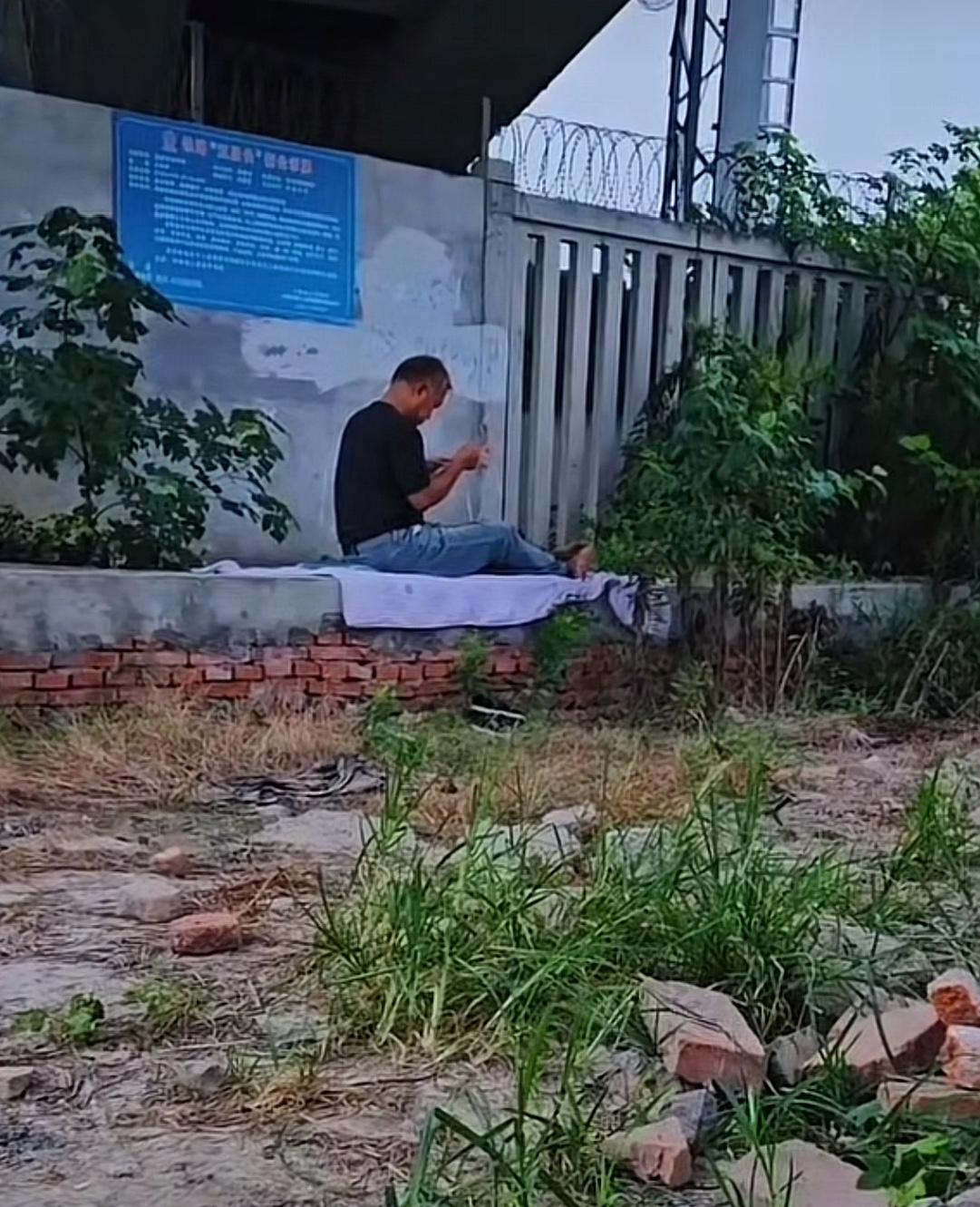 经过带货一事的闹腾，沈巍今天清静很多，众主播暂时不来了，只有几个主播跟拍他。
