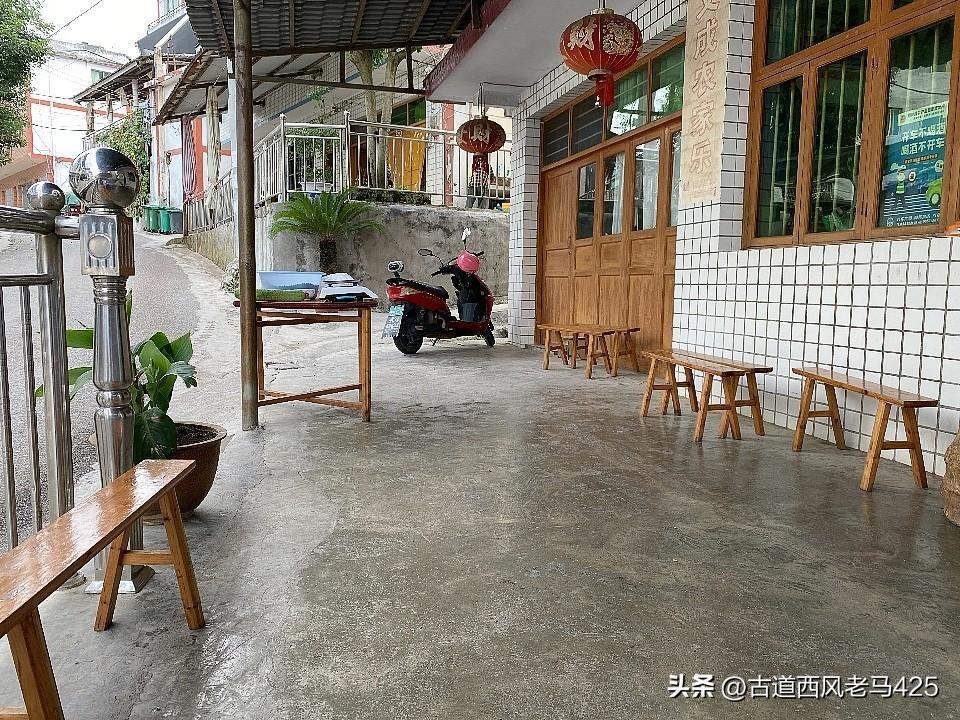 凉风悠悠

一年一度的暑避大潮褪去，就像一场盛宴的结束。今天沿乡村小路踱步而去，