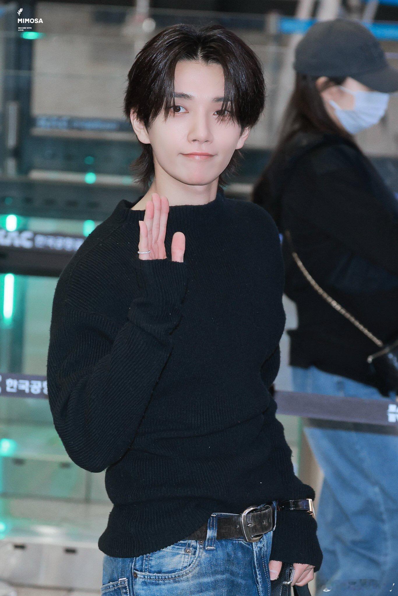 洪知秀4.9✈️Joshua 洪知秀今日机场穿搭，黑色针织毛衣下搭阔腿牛仔裤配厚