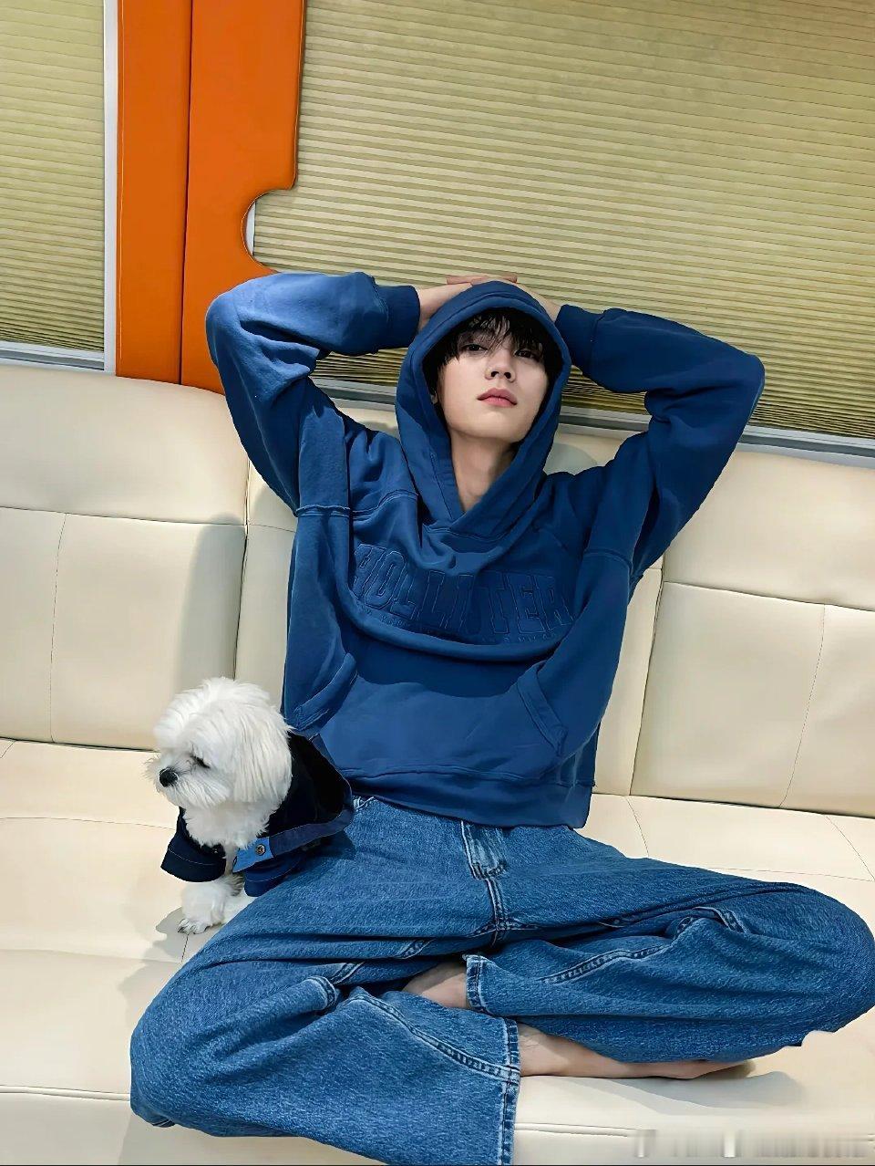 周翊然撒狗粮撒到我的心巴上还以为是什么惊天大瓜，结果是周翊然在喂狗。这“狗粮”撒