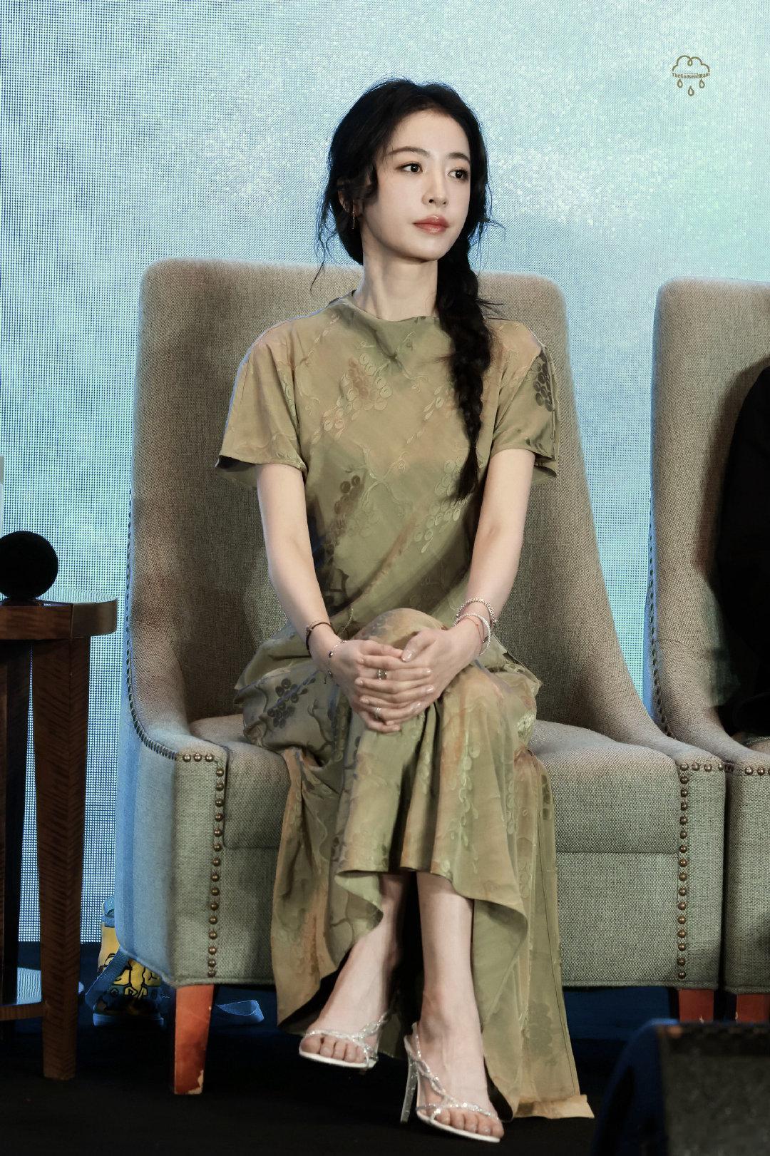 我嘞个中式温婉大美人🥺🥺周雨彤first影展造型周雨彤职场穿搭模板