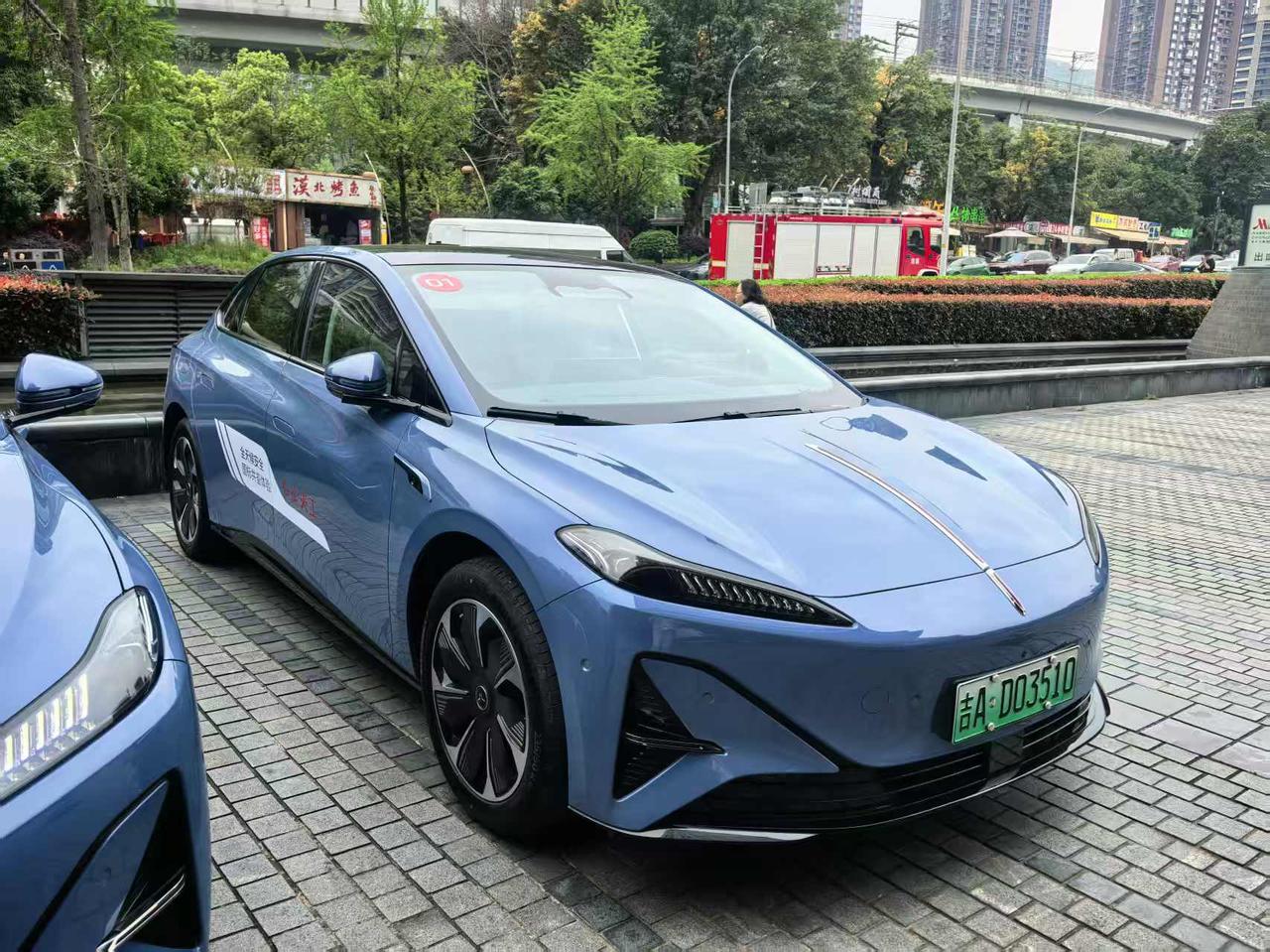 说实话，敢来8D魔幻城市搞“国标共鉴”活动，还让媒体亲手砸电池、剪防撞梁，这波操