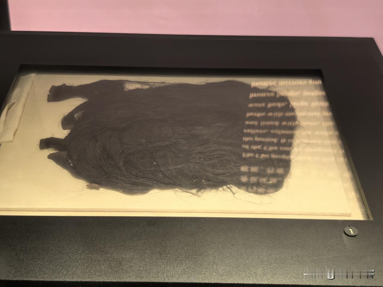 原来古人也戴假发，湖北博物馆展出战国时期假发。古代贵族男女都有以戴假发为美的习俗