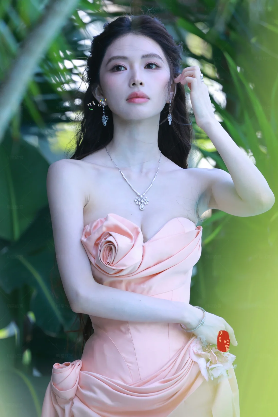 方圆三亚外拍，林间一抹靓丽粉🌸