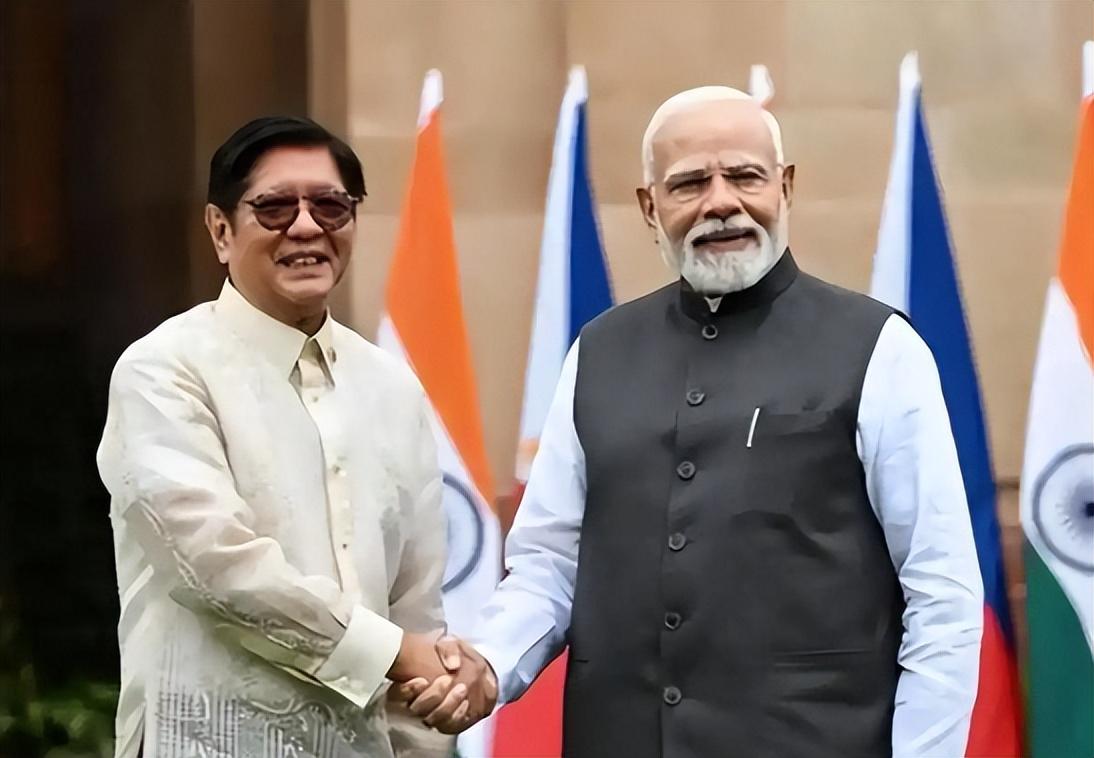 马科斯走进金砖会场，不光金砖各国代表，连印度记者都当场愣住。

新德里金砖峰会的