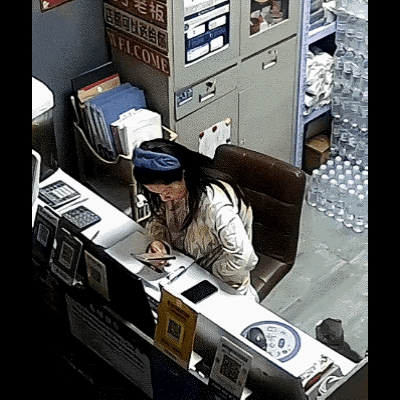 山东德州，一女子这天晚上莫名的睡不着觉，便起床到店里对账。

养了四年的猫突然总