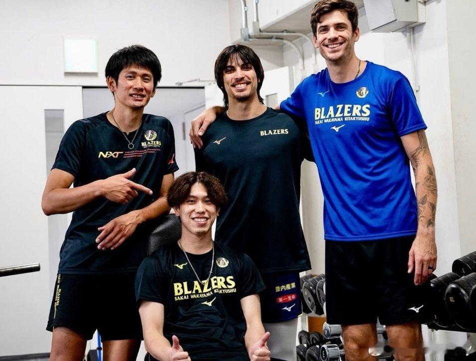 备战日超新赛季😎，就你穿蓝衣服😃。马修安德森日本男排超级联赛 ​​​
