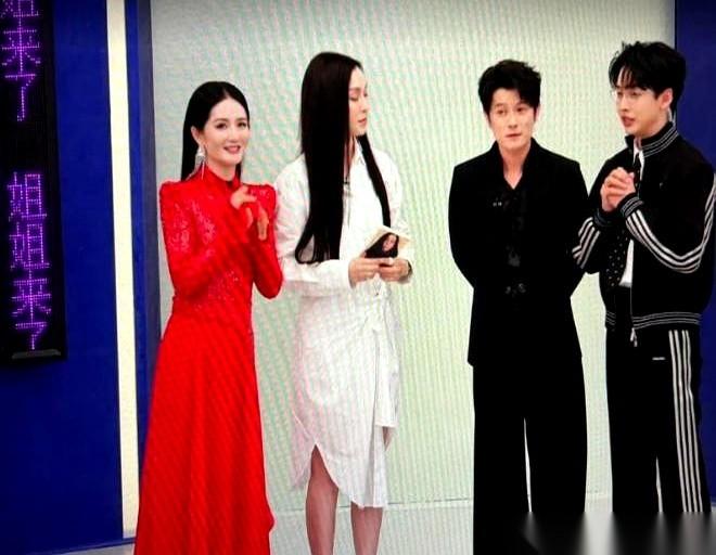 《乘风2026》直播刚开始，谢娜的话筒就像断了线的风筝。
她一把拉过一个熟人，镜