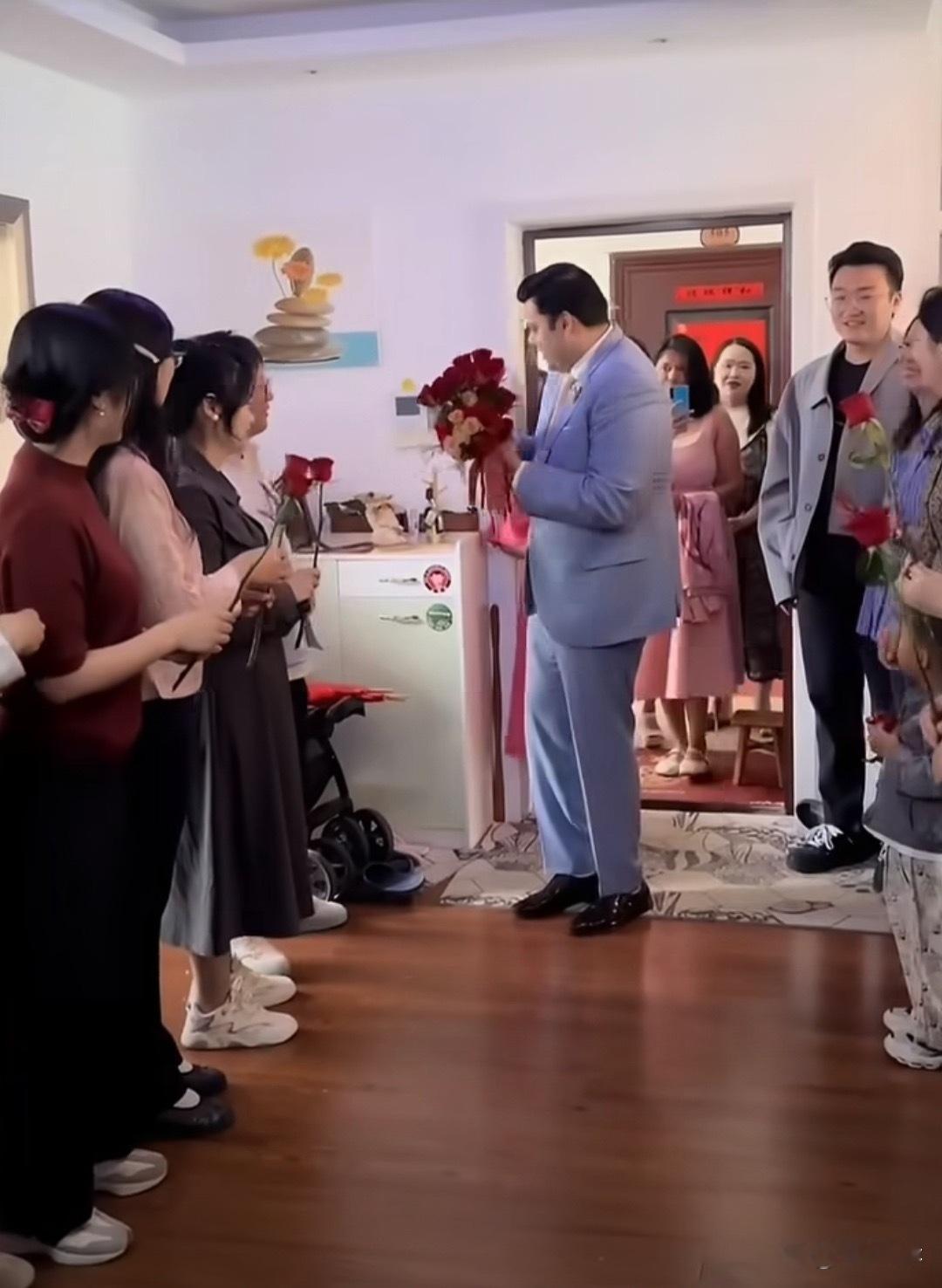 安徽姑娘嫁给印度男友，亲朋好友都来祝福他们。 