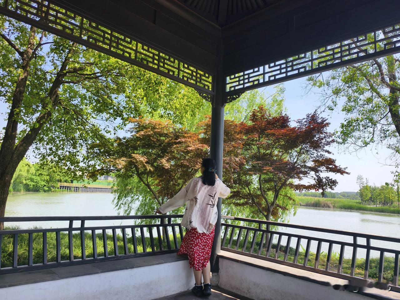 男人在什么时候最爱一个女人？风光时围着男人的都是图利益的人，只有低谷时不离不弃、