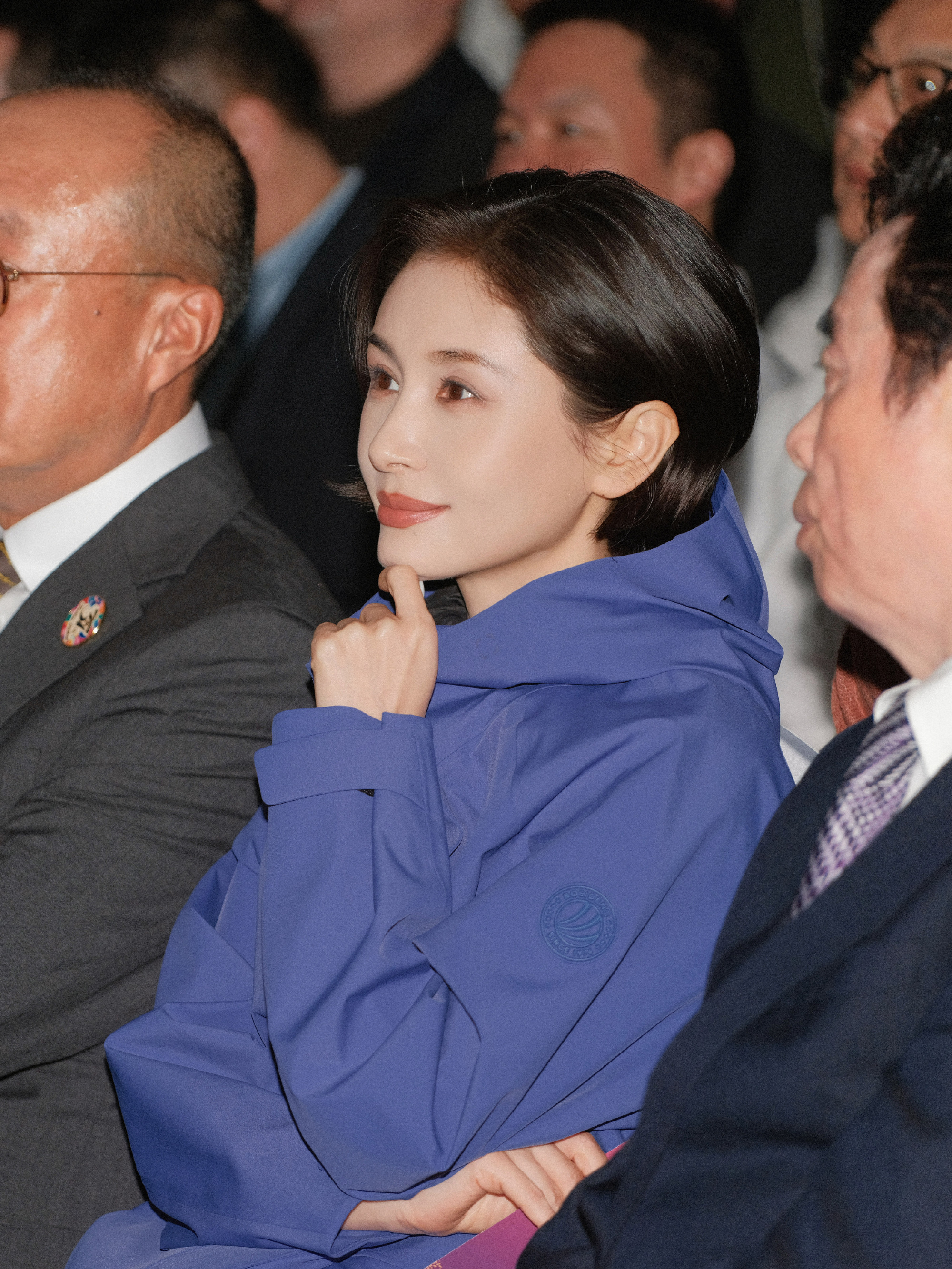 1.王子文跟圈里的艺人来往都是很浅的那种，好多演员跟她合作过两部以上的戏，甚至连