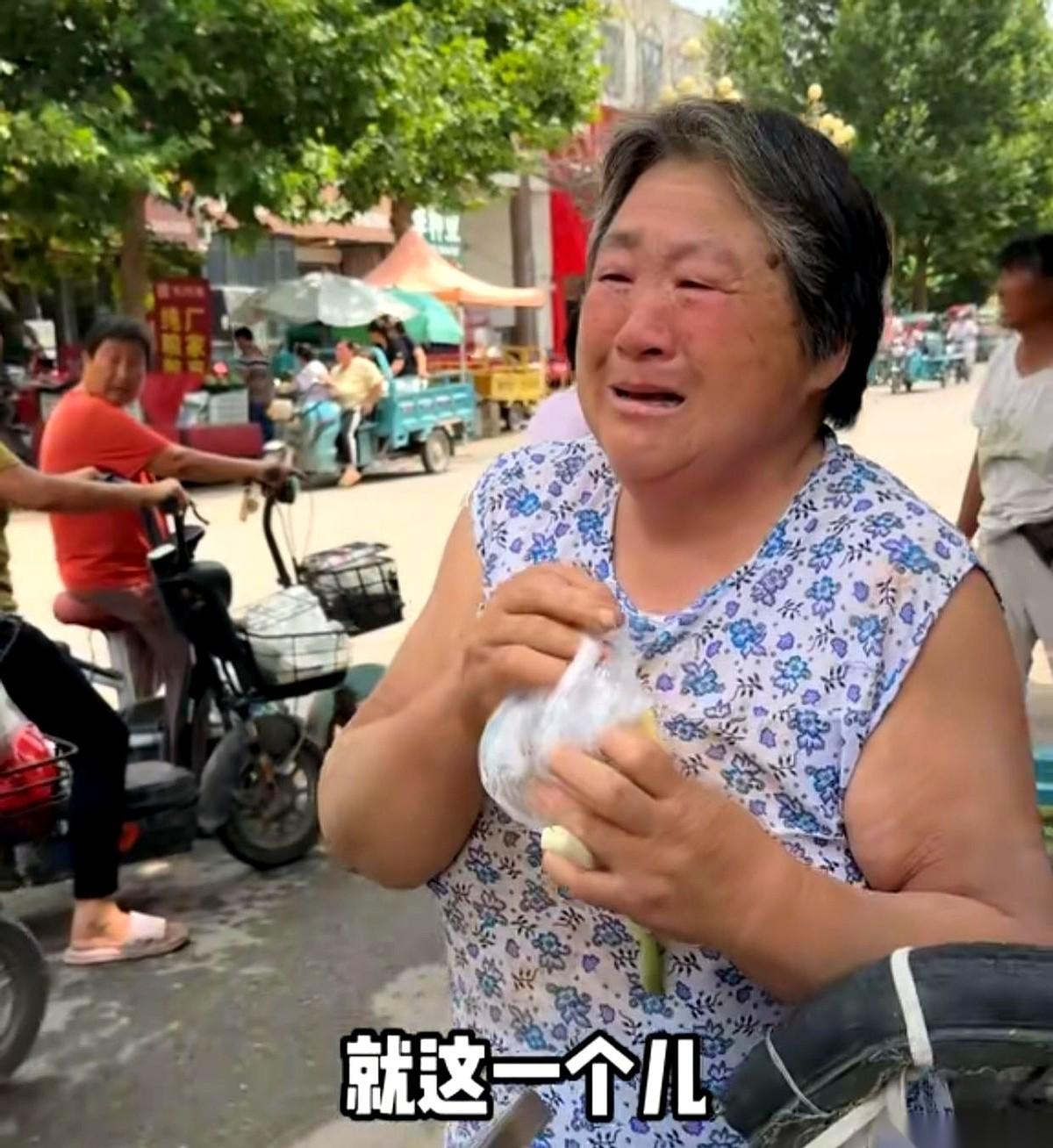 “谁会拿亲人的苦难做戏？”
一个男人，脸涨得通红，冲着围观的人吼了回去。
他身后