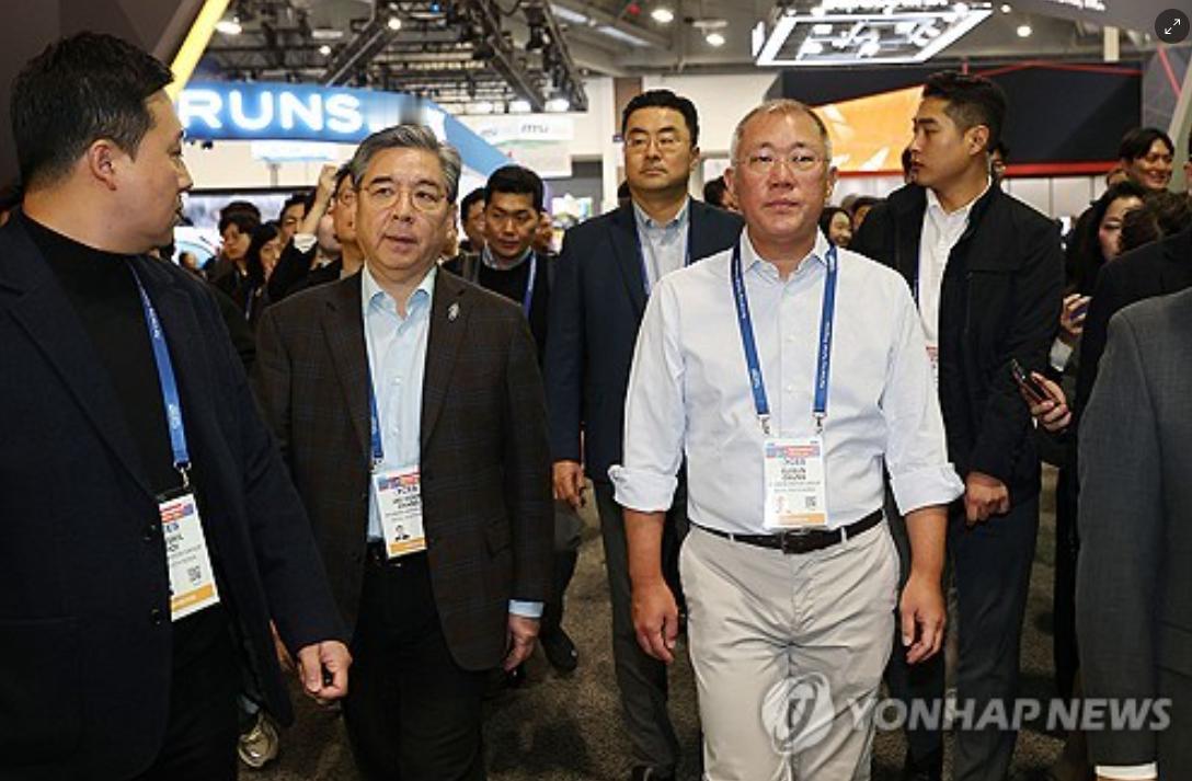 现代郑义宣借参观CES展会见英伟达黄仁勋

1月6日，韩国现代汽车集团会长郑义宣