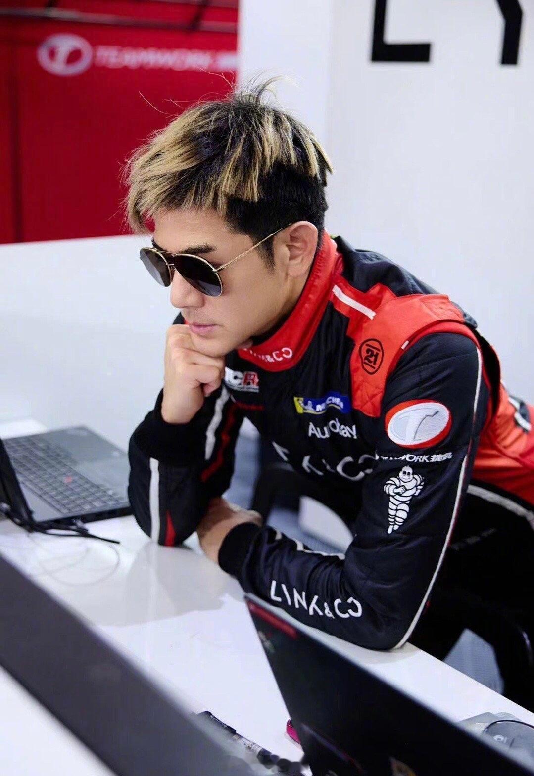 郭富城和王一博聊赛车郭富城王一博只聊赛车郭富城和王一博聊赛车，原来法拉利和兰博基