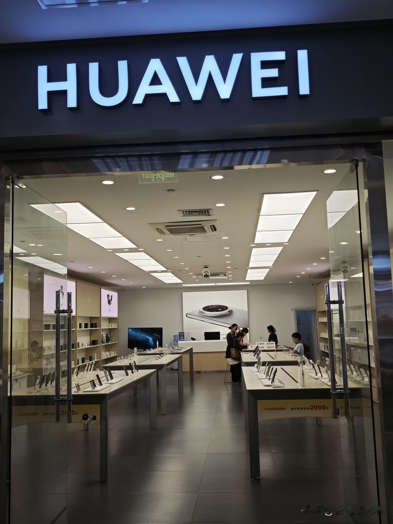 节假日，小米手机店人满为患，可见小米17，这个产品的取名还是很成功的，跳过16，