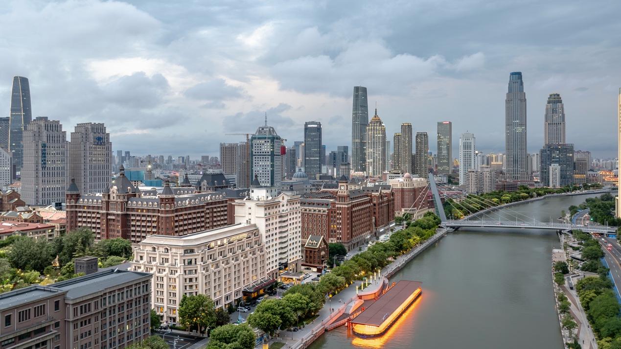 天津开埠后，外国列强先后设立九国租界，洋行、铁路、工厂、新式学堂相继出现，天津迅