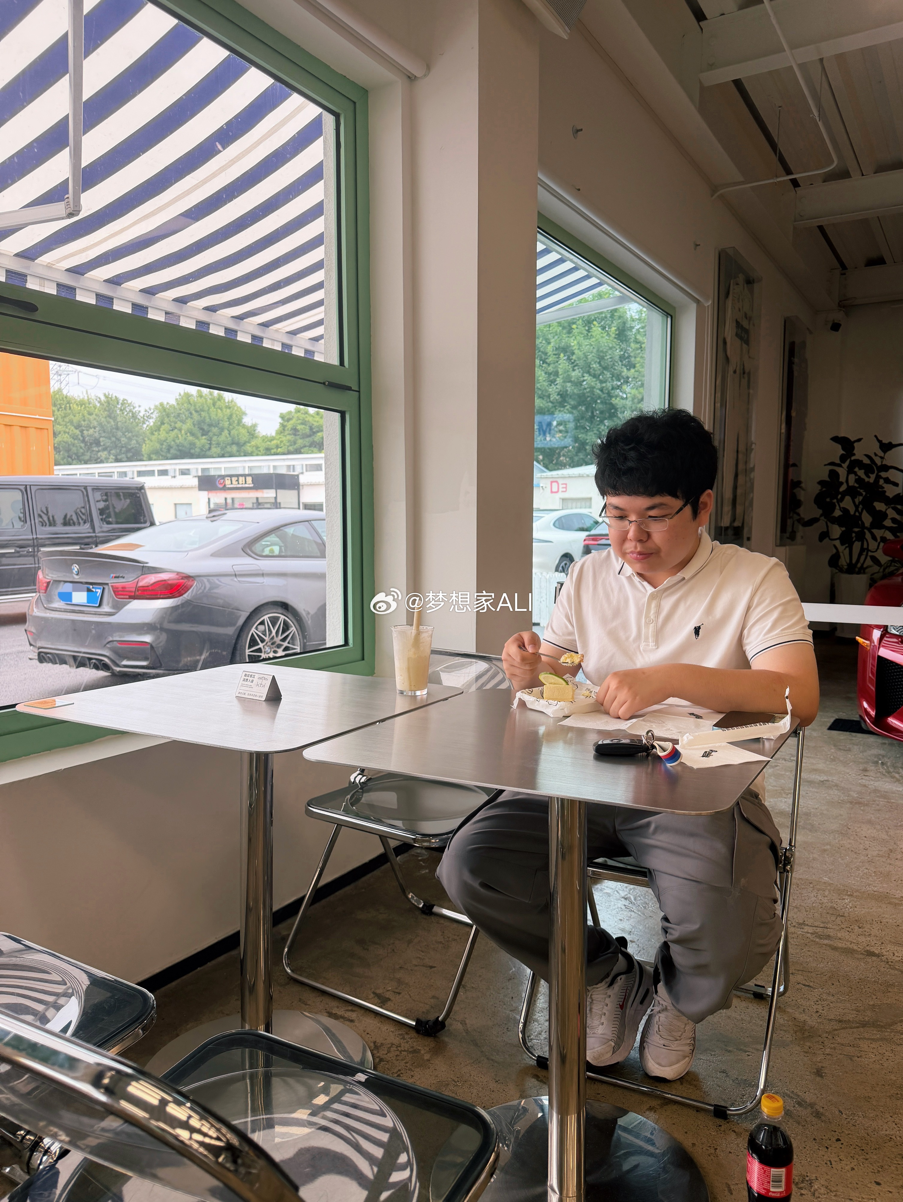 窗外停着自己爱车，这感觉懂得懂😘梦想家ALI 北京·Runoilbus燃油巴适