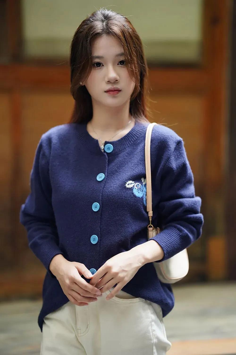 青衫拂袖，步履生尘。