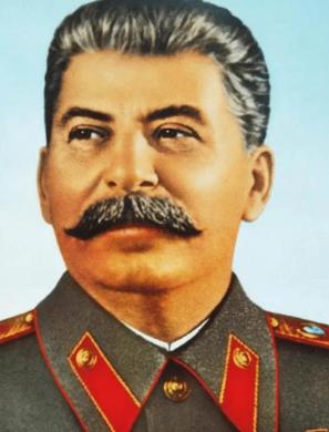 1961年，斯大林坟墓被挖开，军官们将其从水晶棺中抬了出来，迅速剥去他军服上的金