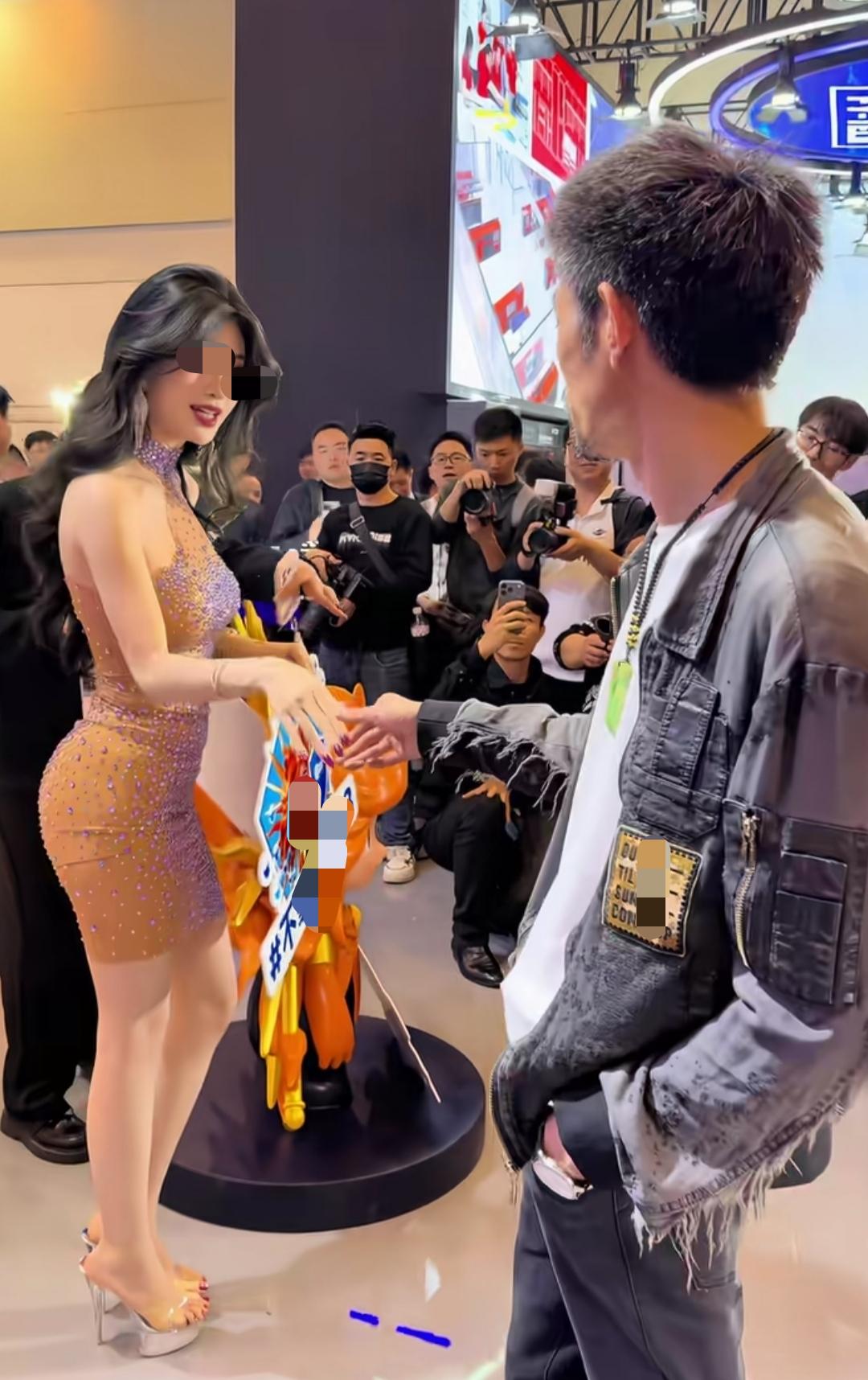 这应该是苏州车展上的二位吧，也说不好，咱的审美有点跟不上时代了！

那种极致的反