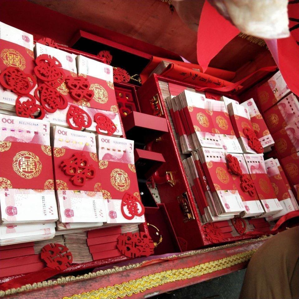 富豪相亲，两个漂亮女孩的条件是，一个要500万彩礼，一个彩礼一分不要，但有个条件