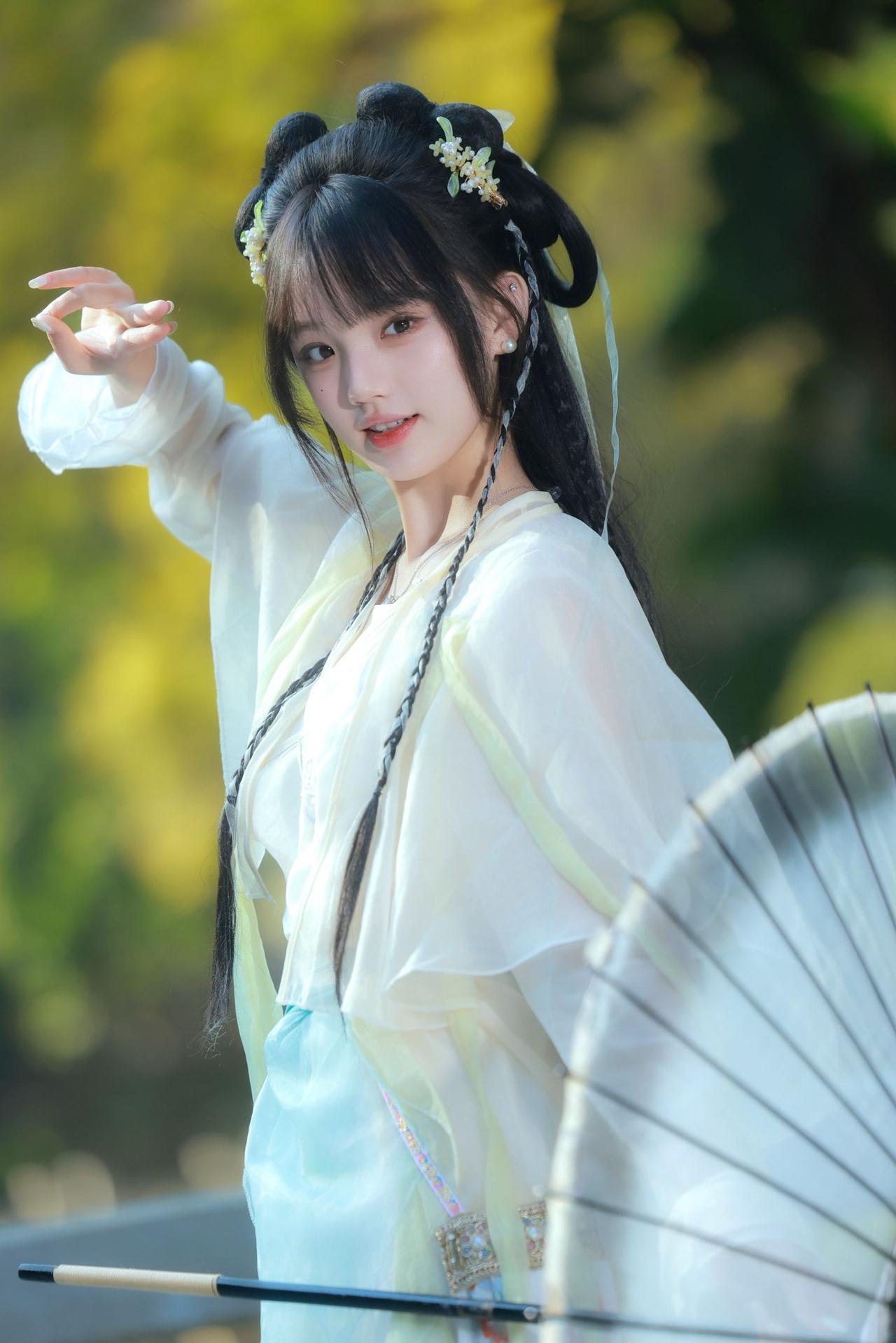 古风少女，轻纱拂面，花簪点缀，古典韵味十足。古典发簪盘发 古典气质发簪 古风发饰