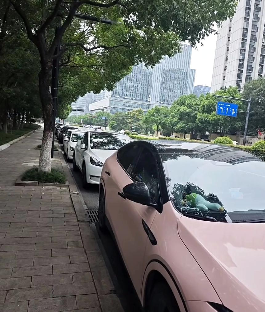 深有体会，开车去医院，医院路边一条街上都是小门店，门口的停车位都被占住，这种现象