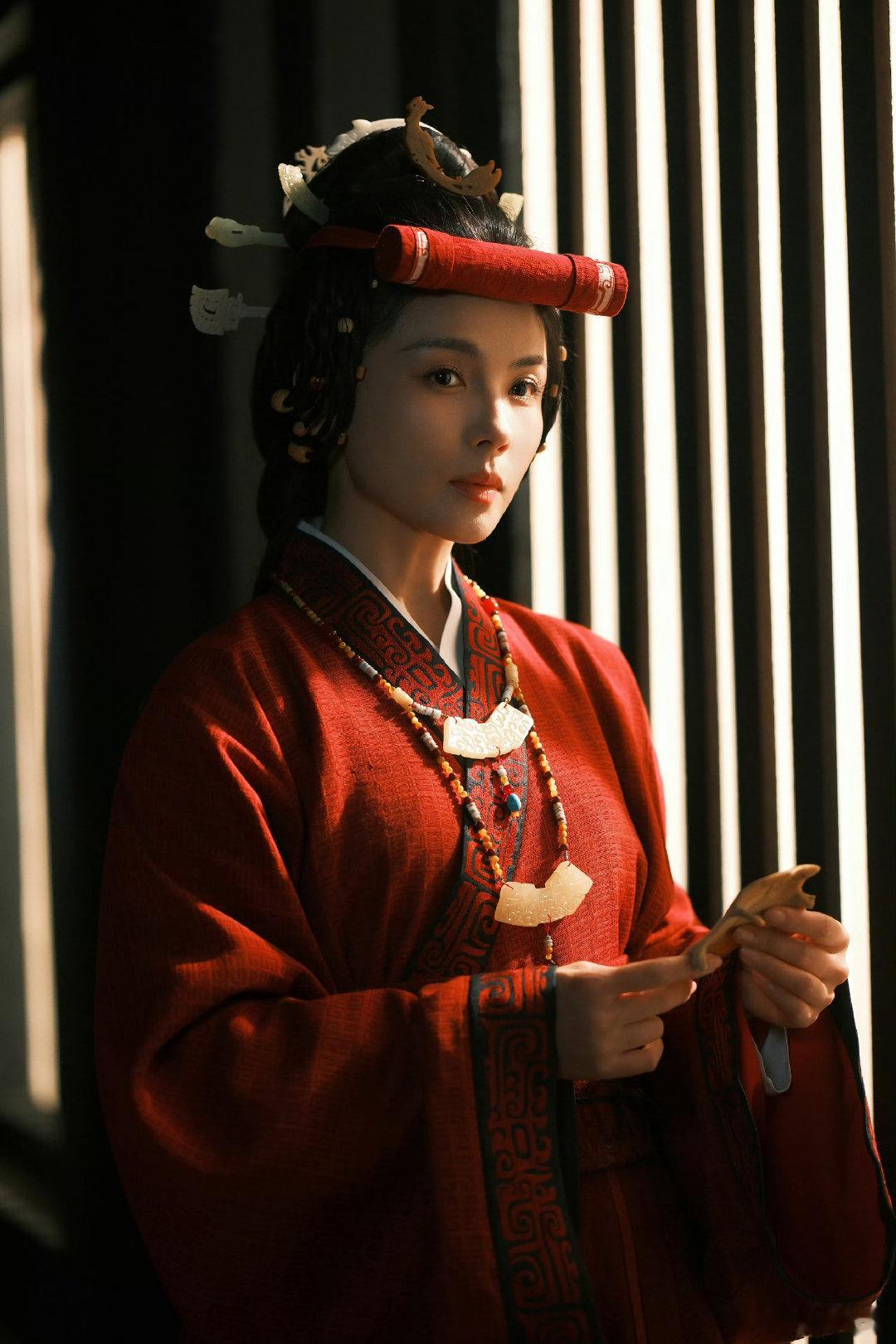 刘涛古早武侠味刘涛在商朝也是妈妈级别复刻殷商装束韵味十足，英气戎装满是古早武侠的