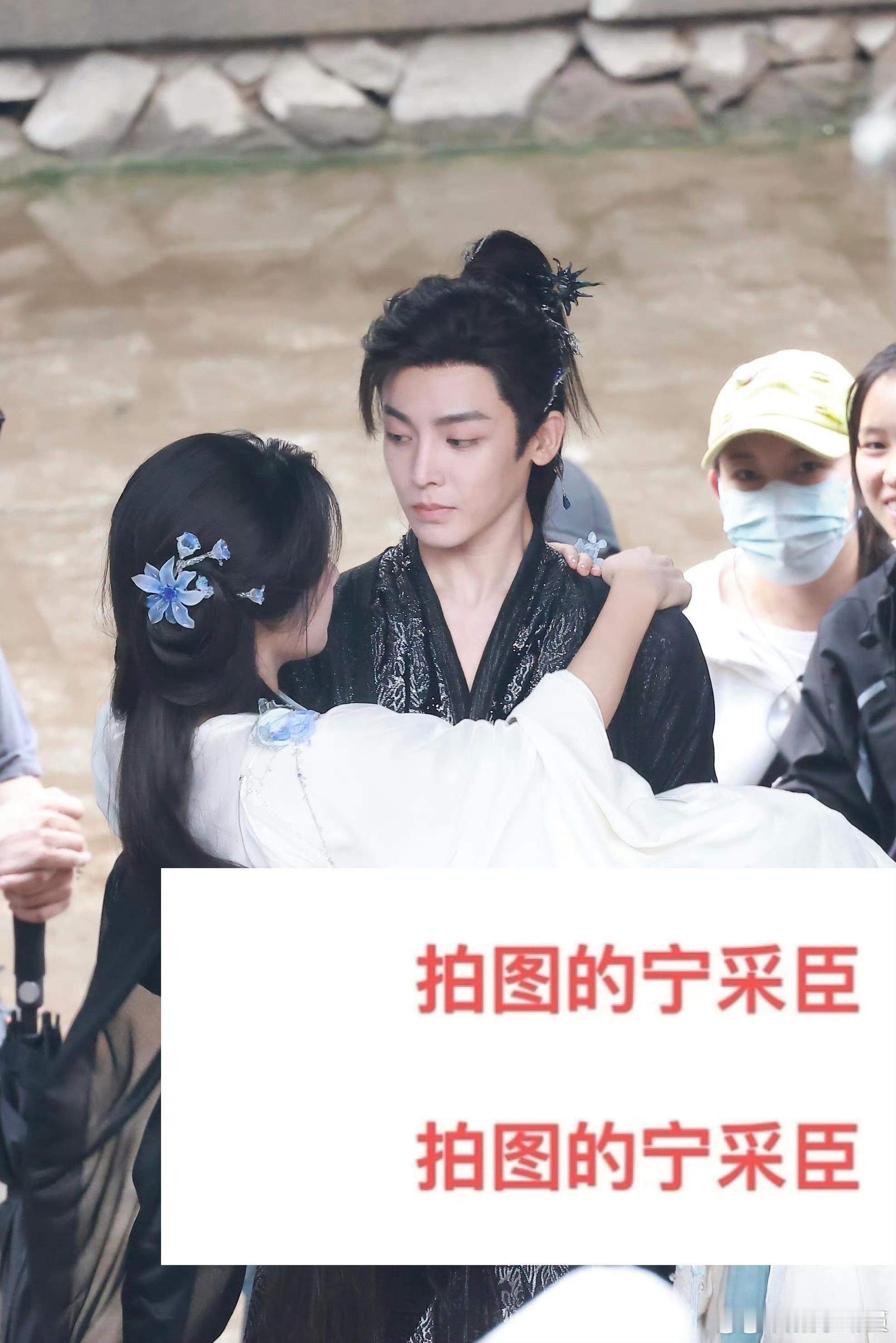 #侯明昊公主抱卢昱晓# 侯明昊公主抱卢昱晓路透，好甜#侯明昊公主抱卢昱晓路透# 