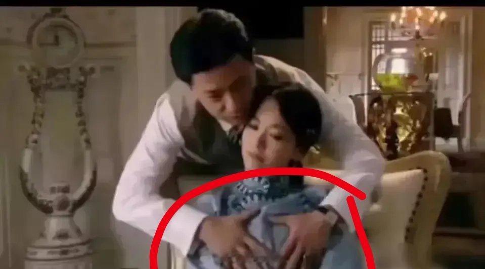 这个女演员是董洁吗？男的看不出来。这么大胆的表现手法，放现在估计过不了审。 ​​