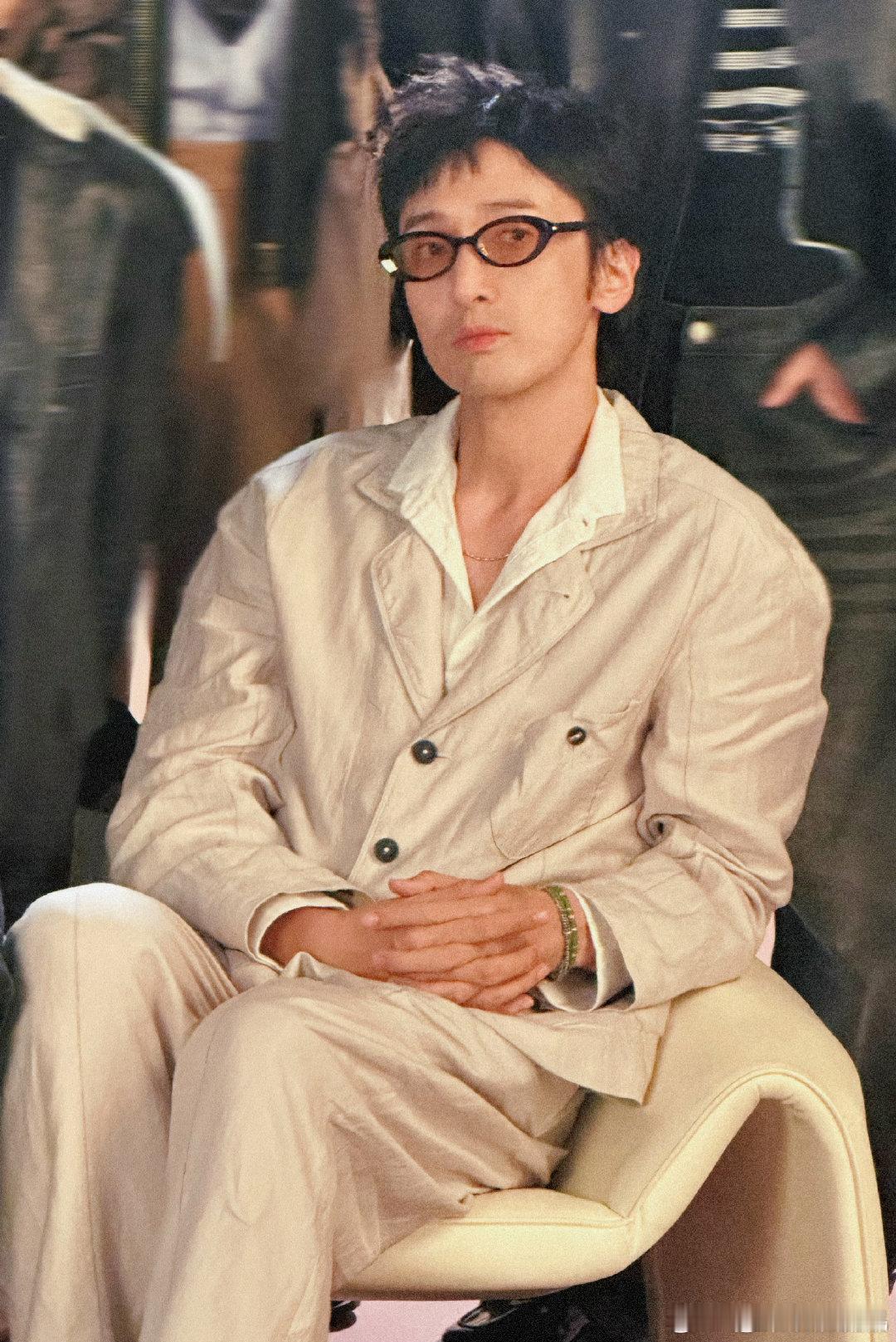 王传君一开口全是故事王传君队长秀赢了披荆斩棘直播 王传君一开口直接稳住全场，声线