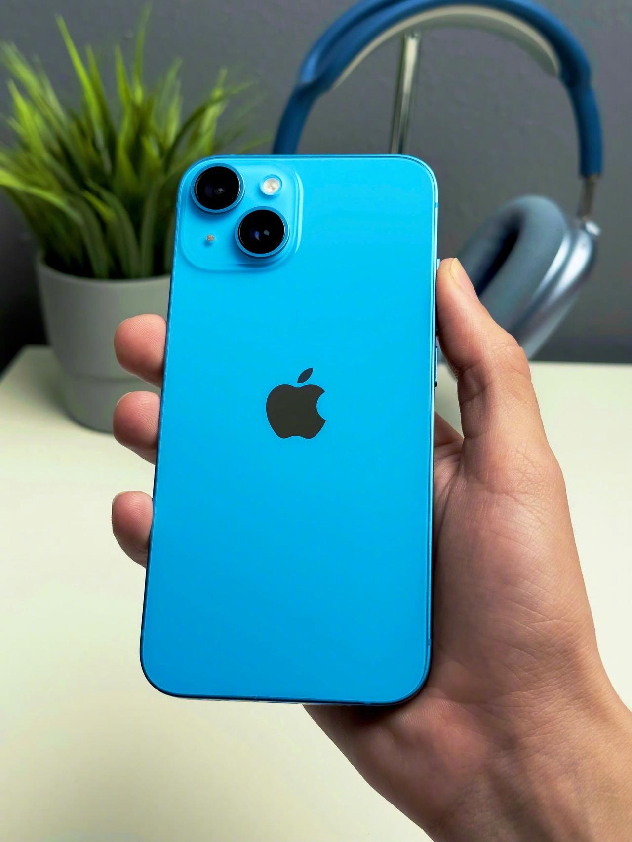 网传iPhone 15粉色、蓝色样机，这两配色感觉没有去年的好看，饱和度有点过高