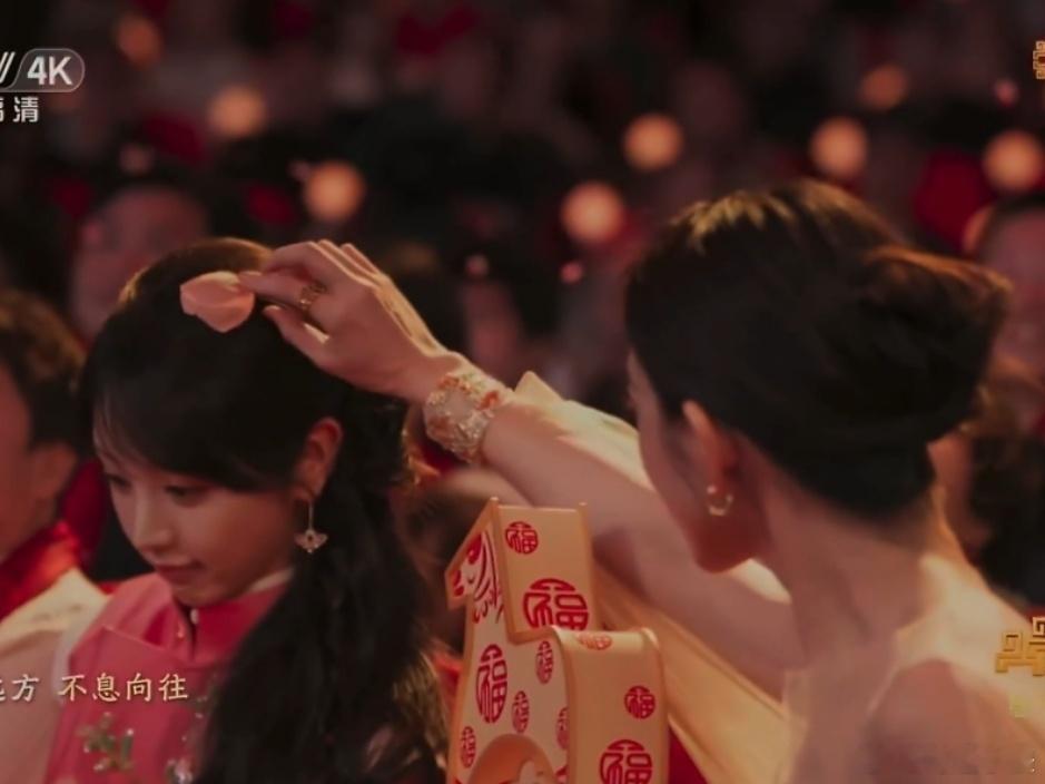 张钧甯田曦薇互动萌成啥了 谁懂这个画面的含金量！王楚然弹出的花落在田曦薇身上，张