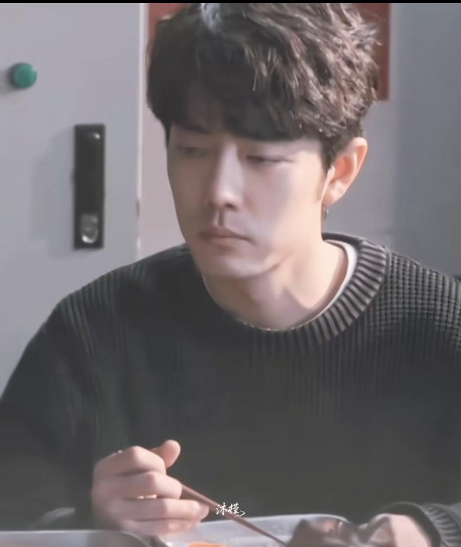 小城良方刚刚杀青，网上很多自称剧组“工作人员”开始出来了，有人晒肖战给的红包，好