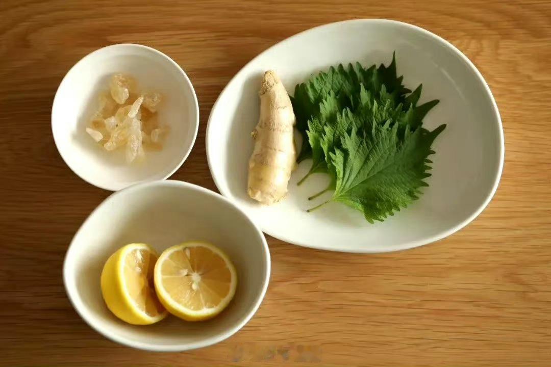 【空调病】每天吹空调身体疼痛，容易鼻炎，喝一款小茶饮材料：紫苏叶 4片 / 生姜
