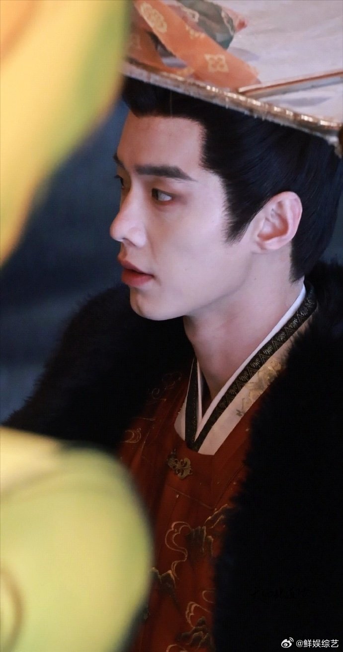 何与天选武侠生何与白衣胜雪，招式凌厉又潇洒，在雪地战场里杀出属于自己的高光时刻。