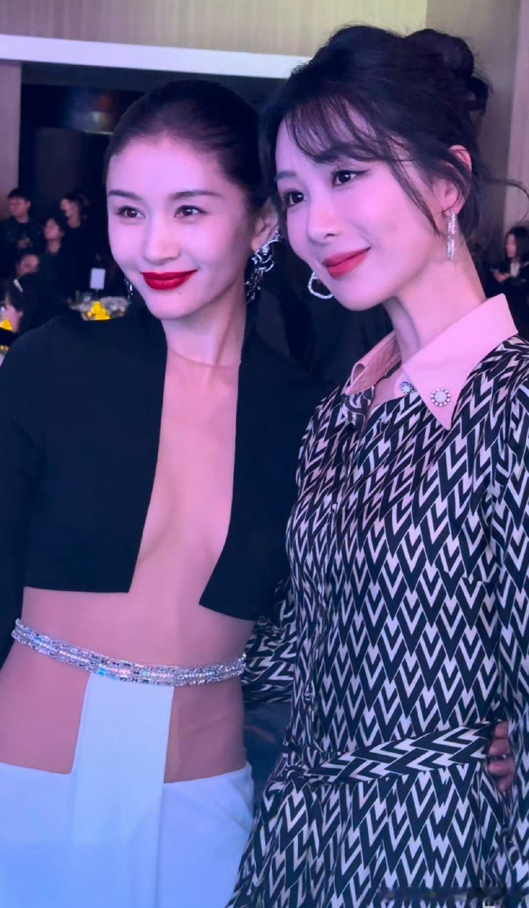 嘉人内场杨紫与王子文合照流出，这是欢乐颂姐妹花的重聚时刻，让人不禁回想起她们在剧