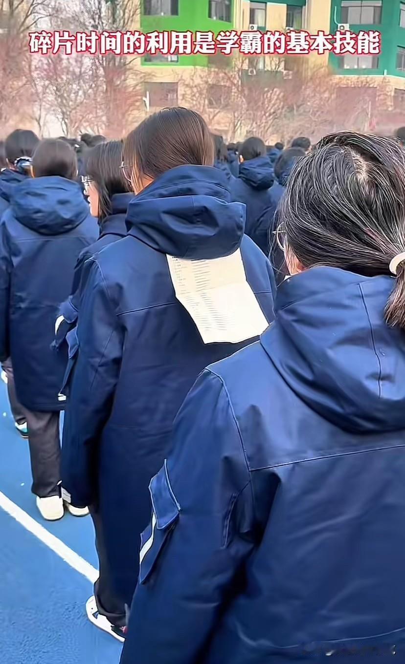 我看到的不是多么用功，这么小，这么多白头发，是应该为用功而欣慰，还是为年少的白发