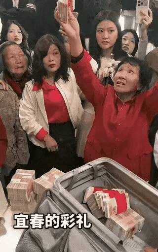 大妈太自豪了，穷了一辈子，终于靠女儿翻身，这下可以扬眉吐气了。
大妈打开行李箱，