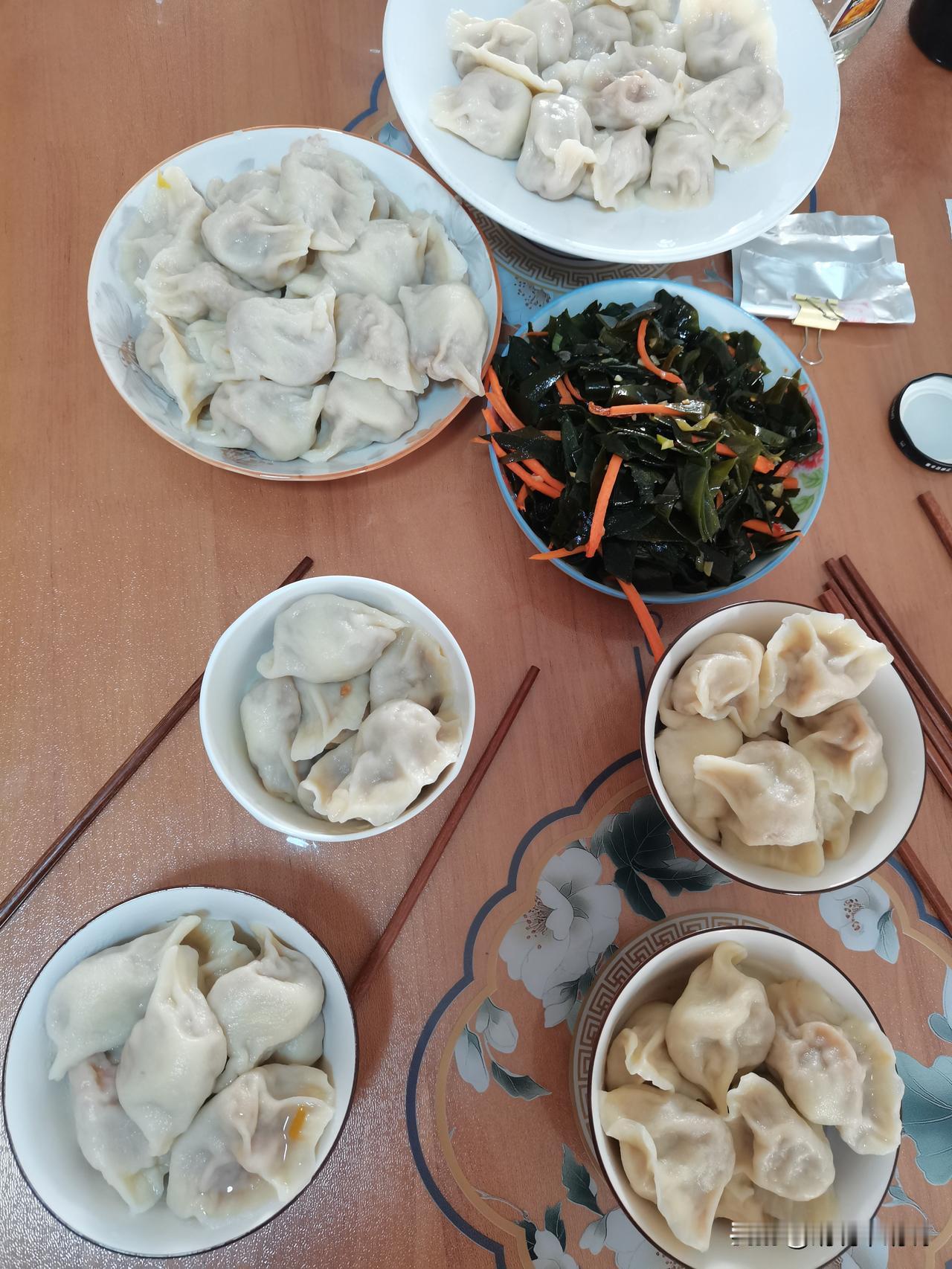 今天正月初五，俗称“破五”，在民间这一天有迎财神，“送穷”，还有吃饺子的习俗，我