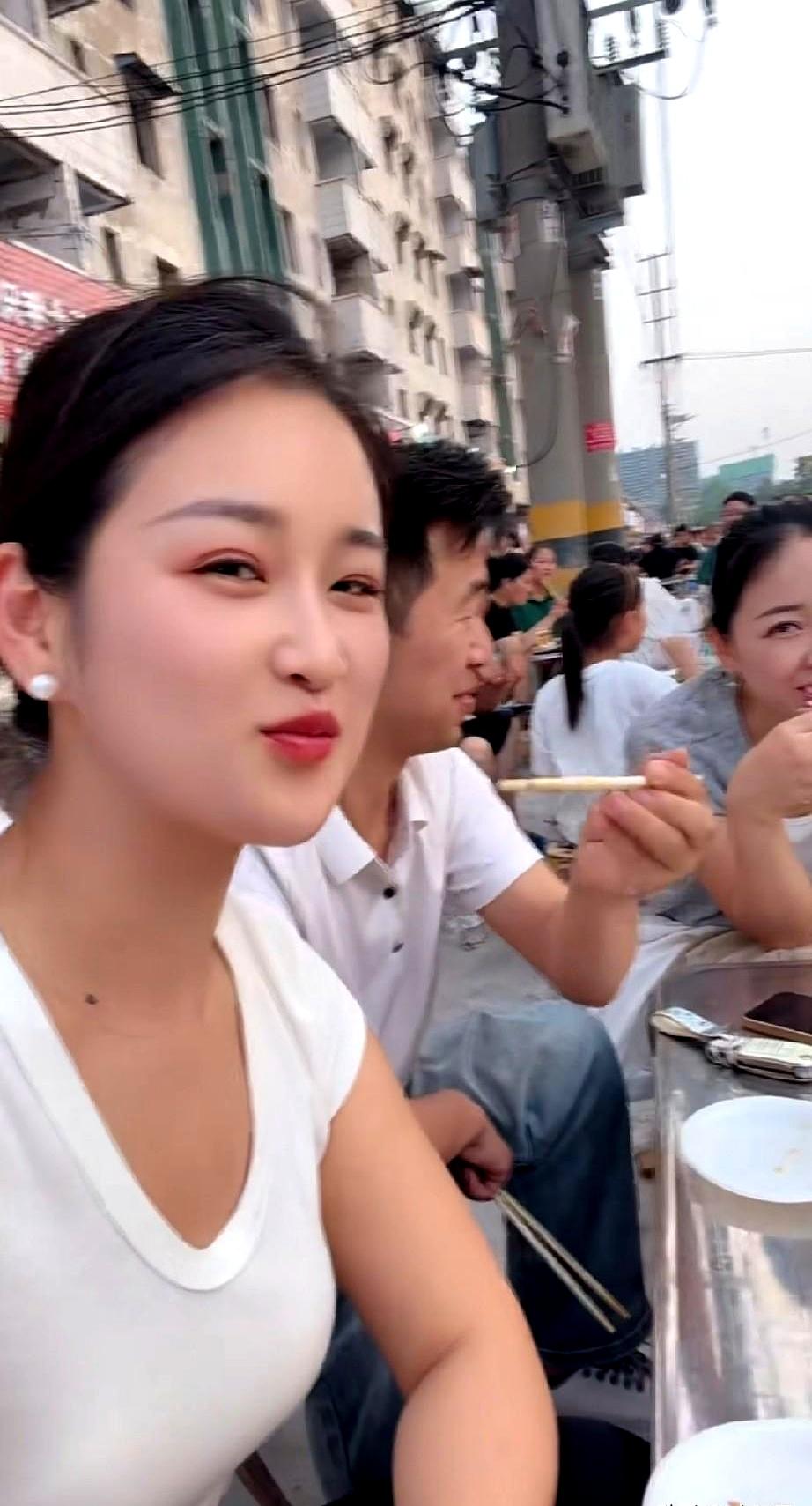下班想有人陪吃陪喝时，她说男闺蜜就够了。
贵州一位姑娘在网上放话：没有老公、没有