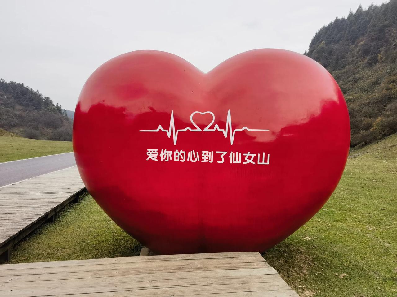 #上句：张灯结彩送旧岁，盼请下联#欢天喜地迎新春