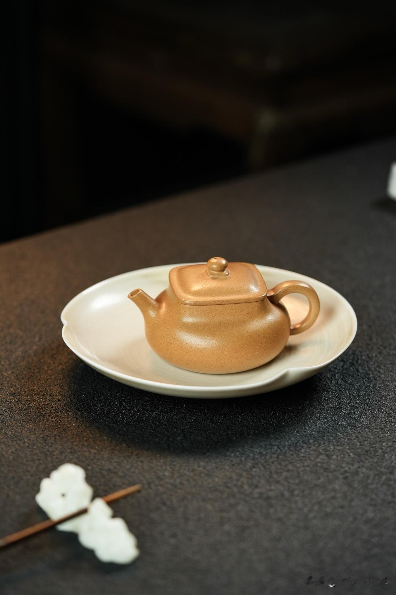 壶中有春秋：解码顾景舟的“形、神、气、态”美学四境
在紫砂艺术的璀璨星河中，顾景