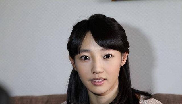 2000年，张艺谋看中了16岁的白百何，他说：“小姑娘，来我剧组拍戏吧？”白百何