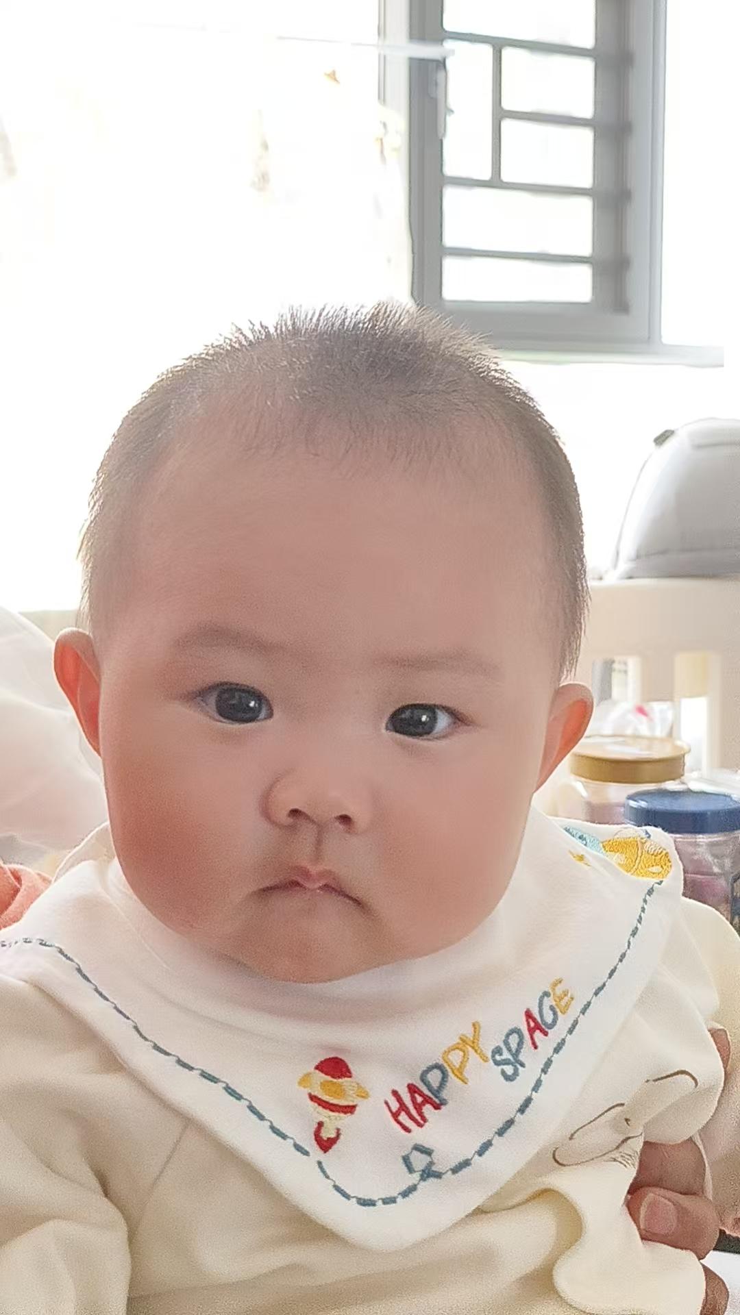 呦呦头发赶紧长，好多人碰上，都以为是男宝宝，次次得解释！