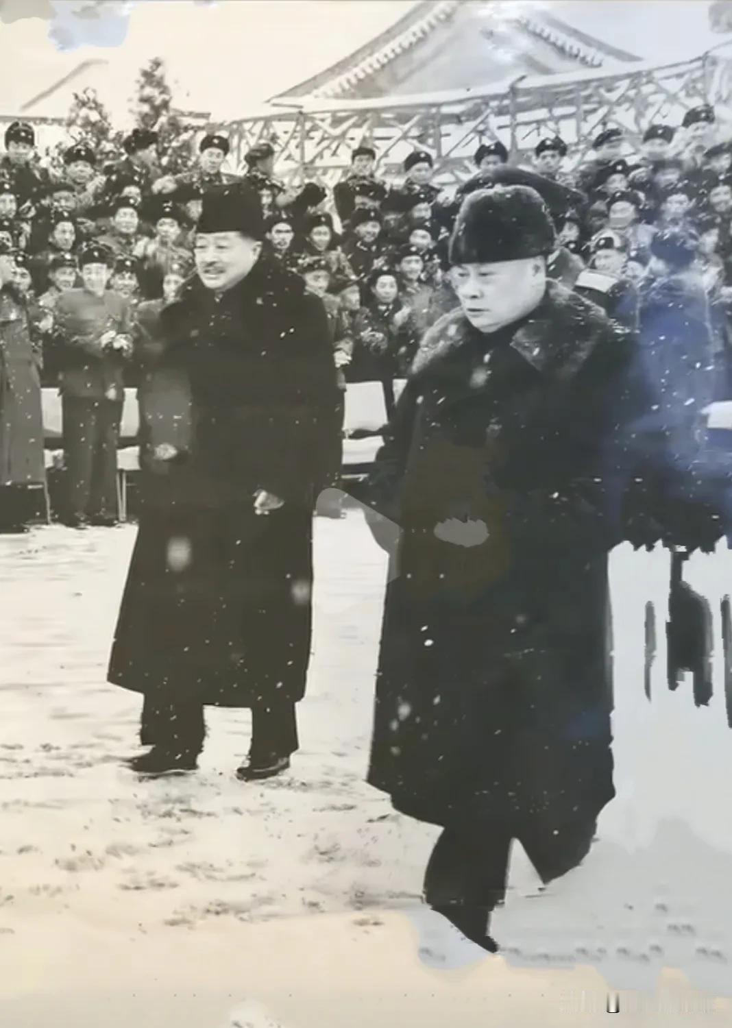 这是上世纪60年代的纪实老照片，彼时二人身居国家重要岗位，昔日并肩征战沙场，和平