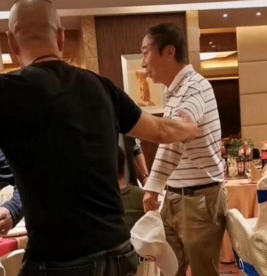 戴志诚跟杨蕾离婚，娶了师婶。十年后，两人再次相遇，只见戴志诚热情的想要握手，而杨