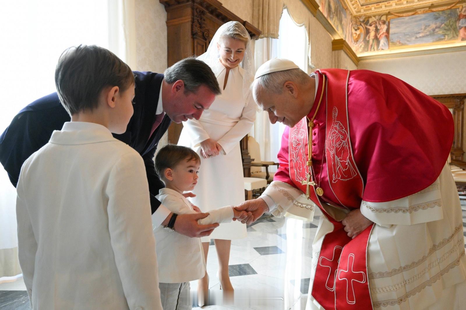 1.23 卢森堡大公纪尧姆、大公夫人斯蒂芬妮带着俩儿子夏尔和弗朗索瓦觐见教皇，充